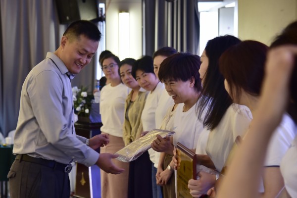 易視界品牌創(chuàng)始人陳總頒發(fā)獎牌中