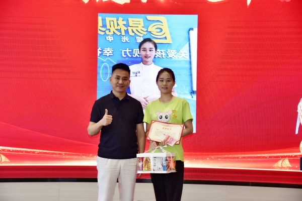 易視界月度業(yè)績冠軍獲得者上臺領獎