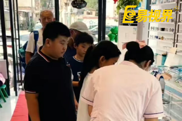 易視界店面客戶排隊中