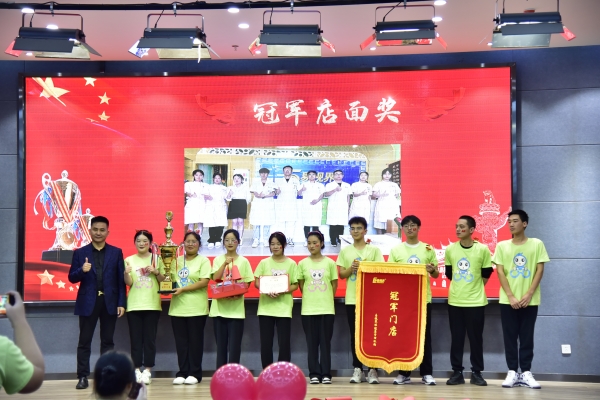 易視界九月冠軍門店獲得者上臺(tái)領(lǐng)獎(jiǎng)