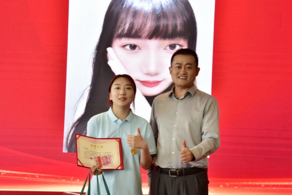 易視界2024年4月個(gè)人業(yè)績獎(jiǎng)獲得者上臺(tái)領(lǐng)獎(jiǎng)