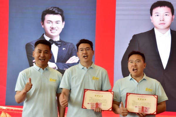 易視界2024年4月賦能獎(jiǎng)獲得者上臺(tái)領(lǐng)獎(jiǎng)