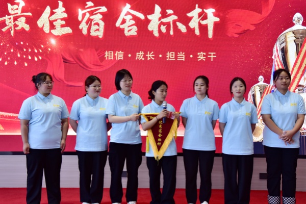 易視界2024年4月優(yōu)秀宿舍獎(jiǎng)獲得者上臺(tái)領(lǐng)獎(jiǎng)