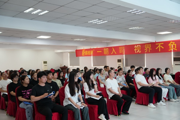 經(jīng)貿嬌子們認真學習中