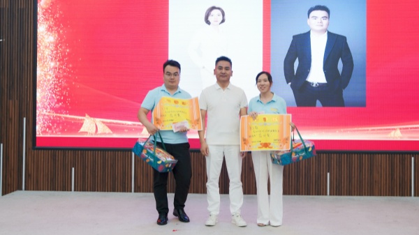 易視界2024年8月奮斗獲得者上臺領獎