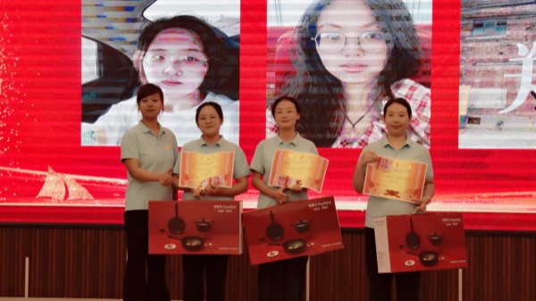 易視界2024年8月技術優(yōu)秀獎獲得者上臺領獎