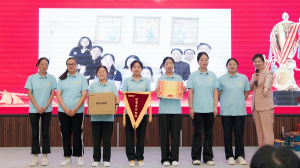 易視界2024年8月優(yōu)秀宿舍獎獲得者上臺領獎