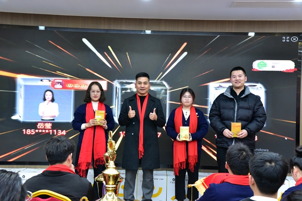 易視界現(xiàn)場抽獎抽到三等獎獎項的幸運伙伴上臺領獎