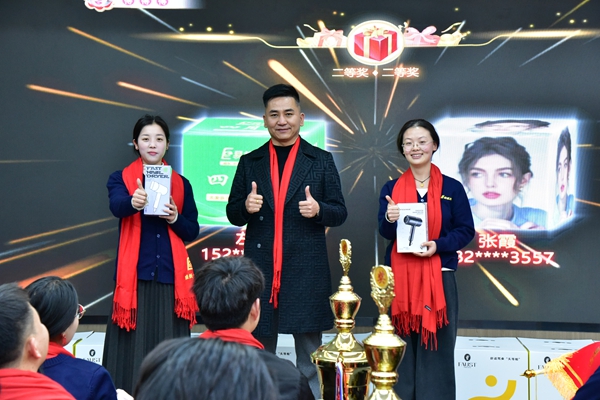 易視界現(xiàn)場抽獎抽到二等獎獎項的幸運伙伴上臺領獎