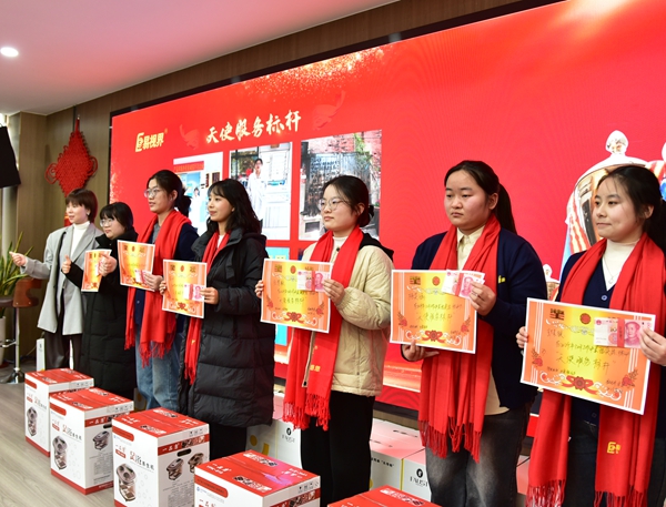 易視界月度天使服務獎獲得者上臺領獎