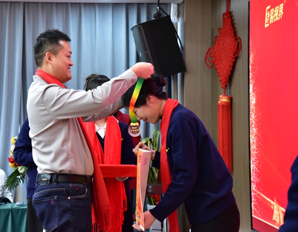 易視界月度績業(yè)績獎獲得者上臺領獎