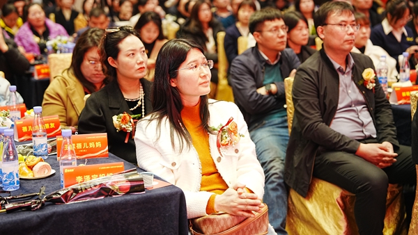 易視界17載感恩如光同行共同守護清晰視界客戶答謝會圖集