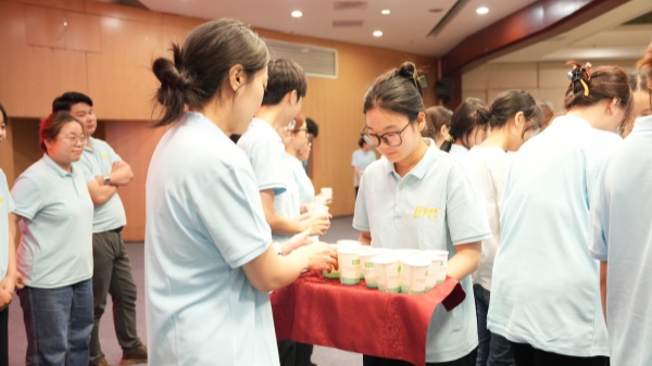 易視界拜師儀式進(jìn)行中