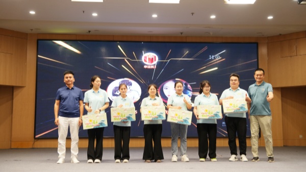 現(xiàn)場抽獎獲獎的小伙伴們上臺領(lǐng)獎