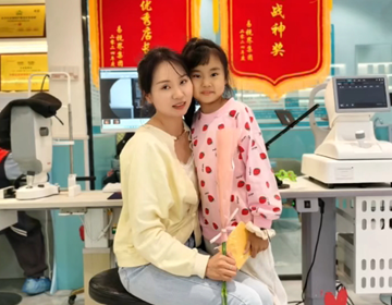 母親節(jié)，易視界以康乃馨為禮，敬獻(xiàn)每一位到店小客戶的母親